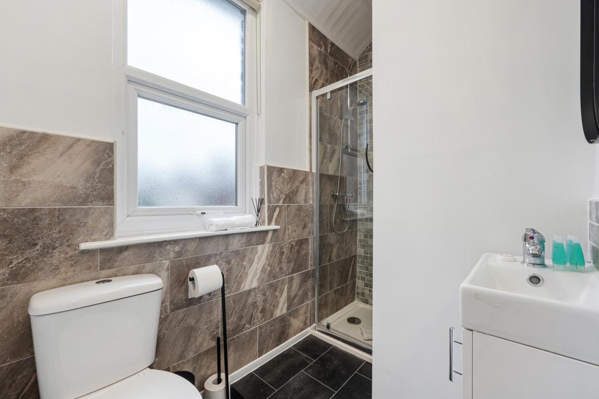 Anfield Cosy Stays - Air Host & Stay - Sleeps 14 リヴァプール エクステリア 写真